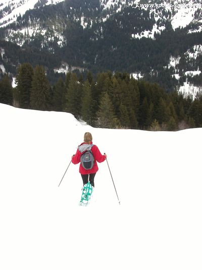 Photo de descente en raquettes à neige